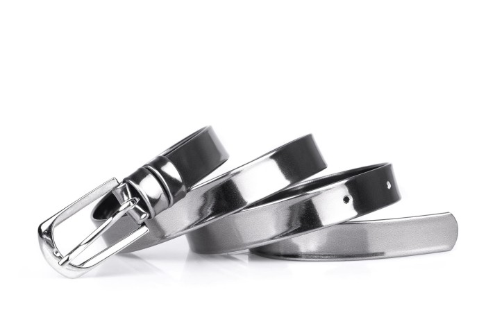 Pasek damski klasyczny stare srebro lakier 2 cm