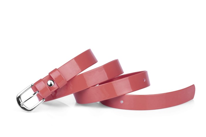 Pasek damski klasyczny koralowy lakier 2 cm
